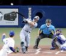 　１回、バットを折りながら先制打を放つ佐藤輝（撮影・立川洋一郎）