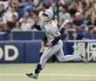 　８回、逆転２ランを放ち、ガッツポーズをしながら二塁へ向かう坂本（撮影・田中太一）