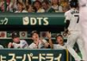 ３回、生還した中野を迎える藤川監督（中央）＝撮影・田中太一