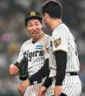 　木下（手前）と勝利を喜ぶ工藤