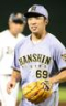 　８回１イニングを３人で抑えた石井（撮影・坂部計介）