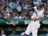 １回、バットを折られ凡打に倒れる佐藤輝（撮影・田中太一）