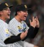 ３回、中野の２点適時打を喜ぶ森下（撮影・西田忠信）