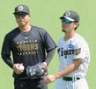 村上（左）とのキャッチボールを終えた伊藤将（撮影・西田忠信）