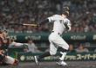 　２８日の巨人戦で適時打を放つ佐藤輝