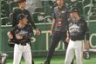 　オールスター第１戦で巨人・坂本（右）と話し込む坂本（左）＝７月２８日