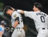 １０回、サヨナラ打を放ち木浪（右）に祝福される立石（撮影・西田忠信）