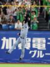 ２回、森下は西村の打球にグラブを出すも打球が弾み捕球できず、走者一掃にの適時二塁打となる（撮影・山口登）