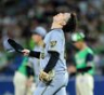 　２回、岩田に右前打を浴び、天を仰ぐ西勇