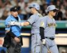 　佐藤輝が深谷球審をなだめる（撮影・山口登）＝２日