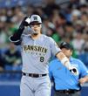１回、先制適時打を放ちベンチにポーズを送る佐藤輝（撮影・山口登）