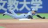 ４回、古賀の打球に飛びつく元山（撮影・西岡正）