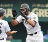 　５回、勝ち越しソロを放ち生還するガルシア（撮影・立川洋一郎）