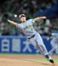 　２回、伊藤将は岩田の打球に飛びつく（撮影・山口登）
