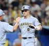 　５回、３４号２ランを放ち、生還する佐藤輝（撮影・西岡正）