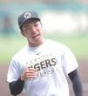 明るい表情で練習をする石井（撮影・西田忠信）