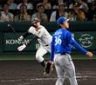 ３回、左前打を放つ元山（撮影・飯室逸平）