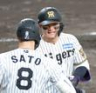 　ソロを放って生還し、迎える佐藤輝（８）に笑顔を見せる森下（撮影・立川洋一郎）