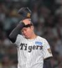　３回に追加点を許しベンチに戻る村上（撮影・西田忠信）