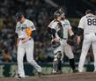 ３回、降板する大竹（左）＝撮影・西田忠信