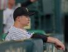降板後、ベンチから試合を見つめる大竹（撮影・西田忠信）