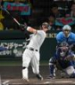 ４回、３５号ソロを放つ佐藤輝（撮影・飯室逸平）