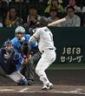 ９回、死球を受ける森下（撮影・飯室逸平）
