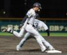 　５回、懸命に一塁へ駆け込む立石（撮影・坂部計介）
