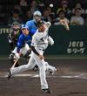 　４回、竹田の打球に飛びつく神宮（撮影・飯室逸平）