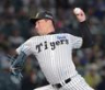 　８回から登板する岩崎（撮影・西田忠信）