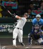　４回、３５号ソロを放つ佐藤輝（撮影・飯室逸平）