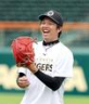 　練習の合間に笑顔を見せる才木（撮影・山口登）