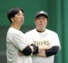 　厳しい表情で練習を見守る藤川監督（左）と安藤コーチ（撮影・西田忠信）