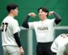 　練習の合間に及川（左）と話す工藤（撮影・田中太一）