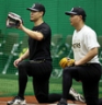 キャッチボールをする佐藤輝（左）と森下（撮影・田中太一）