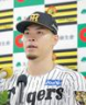 ８月度の大樹生命月間ＭＶＰ賞を受賞し会見する佐藤輝（撮影・西田忠信）