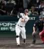 ４回、中前打を放つ佐藤輝（撮影・山口登）