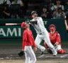 　９回、ソロを放つ森下。投手森浦（撮影・山口登）