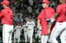 　先発の床田（手前）に抑えられ連敗を喫した藤川監督はあいさつに出る（撮影・田中太一）