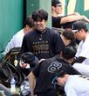 練習中、佐藤輝と談笑する才木（撮影・山口登）