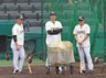練習を見守る（左から）田中内野守備走塁コーチ、藤川監督、藤本総合コーチ（撮影・立川洋一郎）