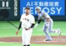 　９回、中前打を放つ立石。投手マルティネス（撮影・金田祐二）　