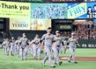 　巨人に惜敗し、ファンにあいさつした藤川監督（中央）＝撮影・田中太一