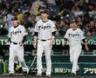 中日に敗れ、ファンにあいさつに向かう藤川監督（中央）＝撮影・山口登