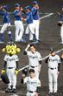 　中日に敗れ、ファンへあいさつをする藤川監督（中央）＝撮影・立川洋一郎
