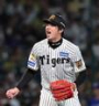 　６回、村松を空振り三振に仕留め、ほえる才木（撮影・西田忠信）