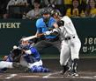 １０回、代打で空振り三振に倒れる豊田（撮影・飯室逸平）