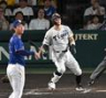９回、左前打を放つ佐藤輝（撮影・飯室逸平）