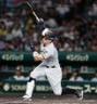 ５回、空振り三振に倒れる佐藤輝（撮影・田中太一）
