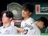 　１回に２点を先制され、ベンチで悔しげな表情を見せる伊藤将（撮影・立川洋一郎）